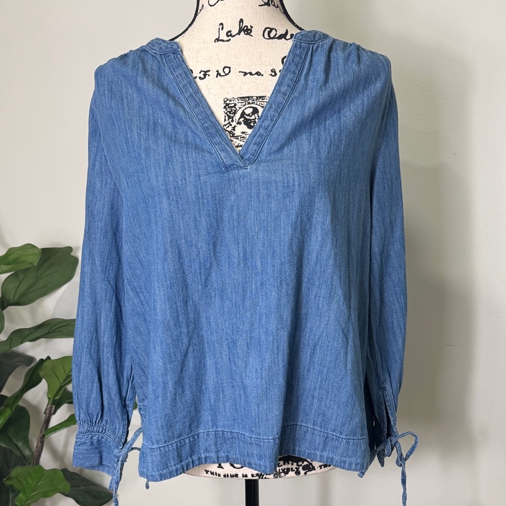 OLD NAVY Blue Denim Chambray V Neck Cotton Top SZ S Festival Beach Fall Classic